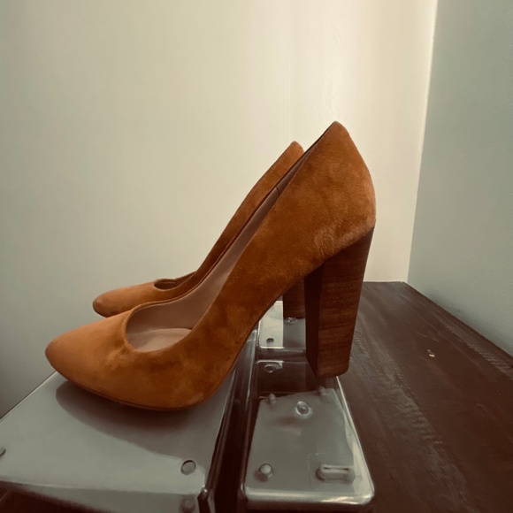 Beautiful Suede Pumps - Picture 1 of 4